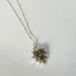 collar de plata con piedra pirita brillante