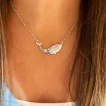 colgante ballena con detalle de flor