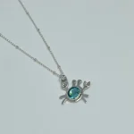 collar cangrejo en plata con cristal azul