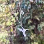 colibrí calado en plata con piedra natural