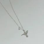 collar de plata con colibrí y gota de piedra