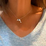 collar marino con diseño de delfín