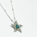 collar de plata con cristal azul brillante