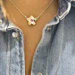 Collar delicado con flor y brillo Swarovski