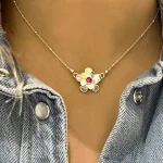 Collar elegante con flor y cristal certificado