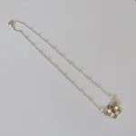 Joya de plata con flor calada y detalle Swarovski