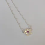 Colgante artesanal en forma de flor con cristal