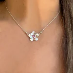 Collar con colgante de flor calada y cristal Swarovski