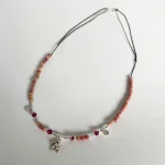 Collar de hilo con piedra turmalina y detalles de plata