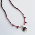 Collar hippie chic con diseño astral y piedra granate