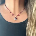 Collar hecho a mano con granates y cristales Swarovski