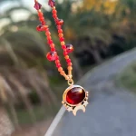 Colgante artesanal de granate con estrellas y luna