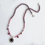 Collar hippie chic con granate natural y plata