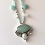 Joyería artesanal en plata con piedra luna y diseño botánico