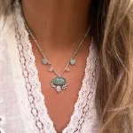 Collar hippie chic menta con crisoprasa y piedra luna hecho a mano