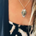 joya artesanal de pirita con mariposa calada
