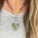 colgante luna y pirita corazón con brillo dorado