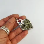 colgante de plata con pirita natural y cristal swarovski