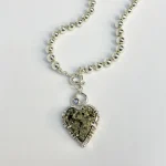 colgante corazón de pirita con luna en plata 950
