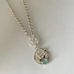 Medalla con alas y piedra natural para protección
