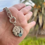 Medalla espiritual de querubines guardianes con diseño artesanal