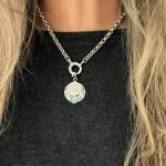 Joya de querubines protectores hecha a mano en plata