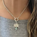 Medalla querubines guardianes en plata 950 con piedra natural