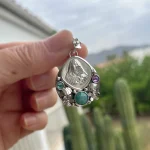Medalla de plata Santa Teresita con hojas y detalles artesanales