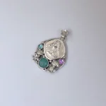 Collar Santa Teresita intervenido a mano con piedra natural