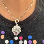 Medalla Edén en plata con detalles florales
