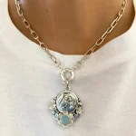 Colgante hecho a mano con diseño floral y piedra