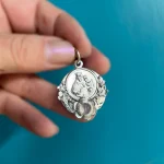 Medalla religiosa intervenida con piedra natural