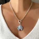 Colgante Virgen del Carmen con flores y cristales