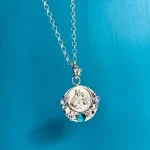 Colgante de plata con detalles florales y piedra