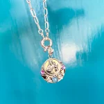 Colgante de plata con flores y hojas artesanales