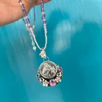 Collar Virgen del Carmen con diseño floral en plata