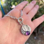 Joya religiosa de plata con diseño intervenido y piedra a elección