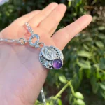 Medalla Virgen de los Rayos con hojas envejecidas y piedra natural