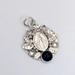 Joya religiosa Virgen de los Rayos con piedra natural