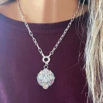 Colgante de plata con flores y detalles de la Virgen de los Rayos