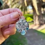 Colgante devocional Virgen de los Rayos diseño detallado