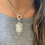 Medalla con flores y mariposas en plata, inspirada en la Virgen de Lourdes