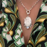 Colgante Virgen de Lourdes con detalles artesanales y piedra inferior