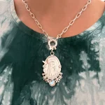 Medalla en plata 950 con figura de la Virgen de Lourdes y decoración elaborada