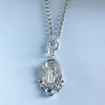 Medalla artesanal con motivos florales y mariposas en plata 950