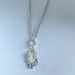 Colgante espiritual de Lourdes con detalles en relieve y mariposas
