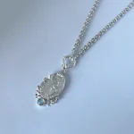 Joya de plata Virgen de Lourdes con diseño intervenido a mano