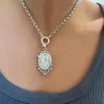 Colgante de la Virgen de Lourdes con diseño lleno de detalles