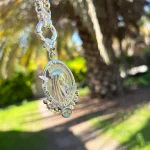 Colgante artesanal de Virgen de Lourdes con mariposas y piedra natural