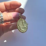 Medalla Virgen de Lourdes Milagro Dorado en oro 18k